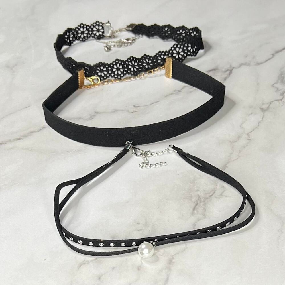 Black lace and velour choker